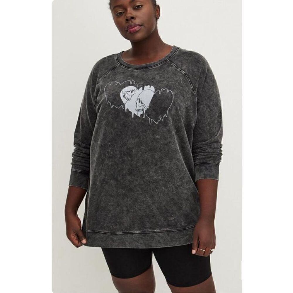 Torrid 1x Raglan Sweatshirt Ultra Soft Fleece Skull Heart Black Wash pullover
